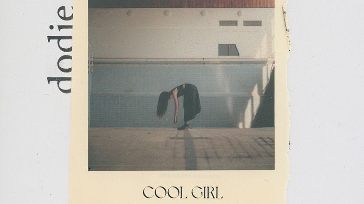 dodie offentliggör datum för debutalbumet och släpper singeln "Cool Girl".