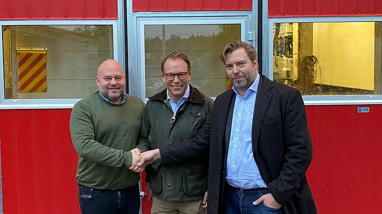 Från vänster, Staffan Lindewald, CEO Malte Månson, Mattias Nilsson, VD Tecto Trucks och säljare av Hagelids samt Magnus Åbjörnsson, CFO Malte Månson.