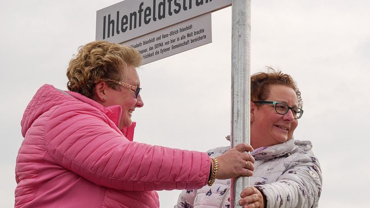 Tanja Kraas (links) und Kerstin Ihlenfeldt-Wulfes bei der Enthüllung des Schildes der Ihlenfeldtstraße, das ihre Eltern und DOYMA-Gründer Elisabeth und Hans-Ullrich Ihlenfeldt würdigt