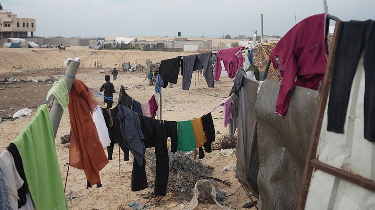 Många palestinier har fördrivits till Al-Mawasi, där situationen för de som bor i tält beskrivs som "värre än något du kan föreställa dig". Foto: Alef Multimedia/ Oxfam