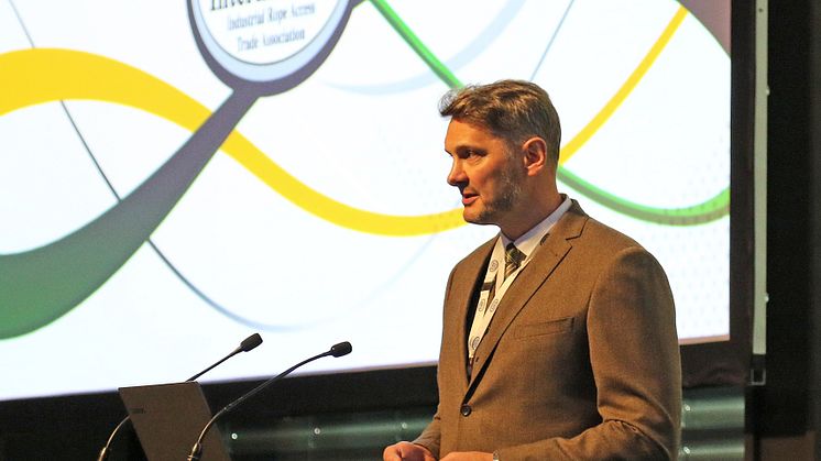 Klättertekniks säkerhetsansvarige, Nigel Craig, håller sin presentation på IRATA:s årliga ITEC konferens. 