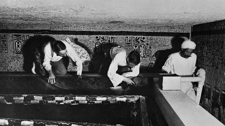 Howard Carter tillsammans med medarbetare i Tutankhamons grav. Foto: Harry Burton
