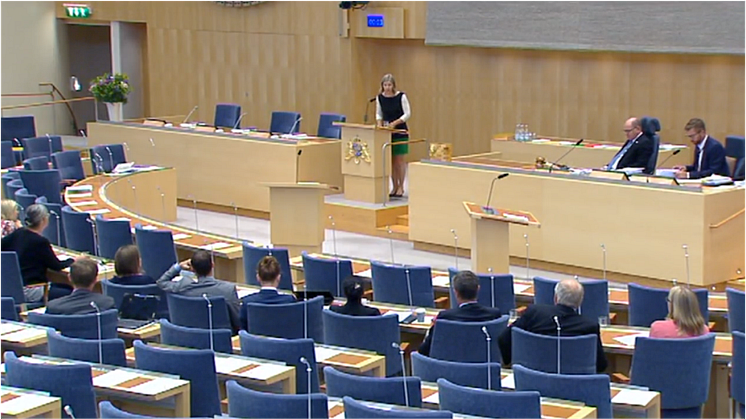 Ändringen av drivmedelslagen som möjliggör hållbarhetsdeklarationen av drivmedel antogs av riksdagen redan den 20 juni 2018. Initiativtagaren Karolina Skog (Mp) talar inför omröstningen.