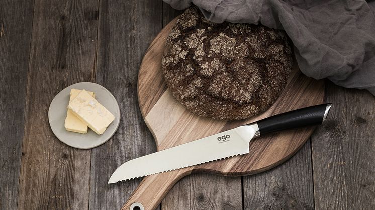 Knives_EGO-Sandvik_Bread-Knife-ES20BK_w_rye-bread_landscape
