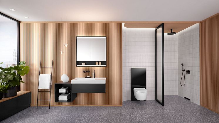 Geberit ONE -sarjan kalusteet mattamustana, kulmikas pesuallas mustan marmorikuvioidun tason päällä sekä peilikaappi, jossa on neljä erilaista tunnelmavalaistusta. Kylpyhuoneessa myös sarjaan kuuluva korkeussäädettävä seinä-wc-istuin. 