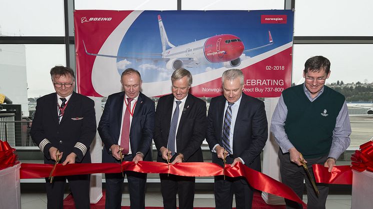Ribbon cutting ceremony at Boeing's Delivery Centre in Seattle: Captain Sven Fermann Hermansen, COO of Norwegian, Asgeir Nyseth and CEO of Norwegian, Bjørn Kjos, together with representatives from Boeing