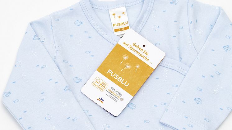 Body für Babys der dm-Marke PUSBLU: Er besteht aus 100 Prozent Bio-Baumwolle.
