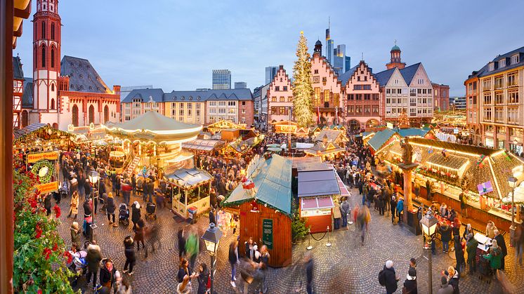 Frankfurt am Main: Julemarked ved Römerberg med skyline i bakgrunnen / ©GNTB; Francesco Carovillano