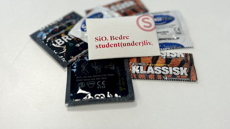 SiO Helse oppfordrer  studenter under 30 år til å teste seg for gonoré ved partnerbytte, og deler også ut gratis kondomer for å forebygge smitte. 