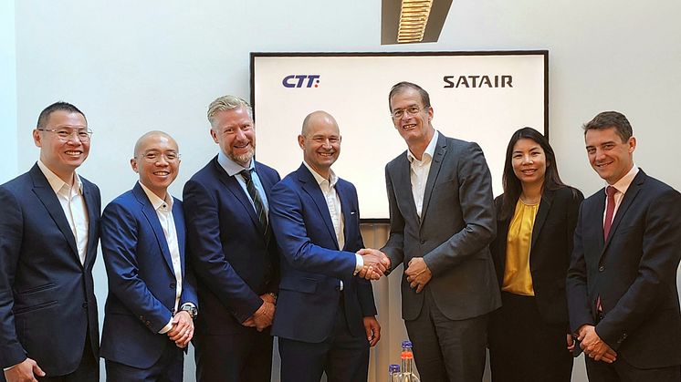 From left: Satair: Victor Lee, P. Manager, and Lee Shu Hwee, HO Concept P. Management. CTT Systems: Ola Haggfeldt, CCO, and Henrik Hojer, CEO. Satair: Bart Reijnen, CEO, Cindy da Silva HO OEM P. Management, and Thomas Lagaillarde, HO P. Management
