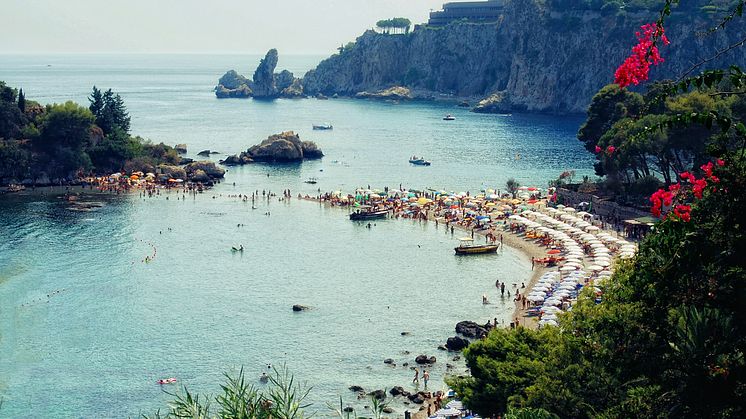 Strand vid Taormina norr om Catania på Sicilien, Italien. Foto: Getty Images.