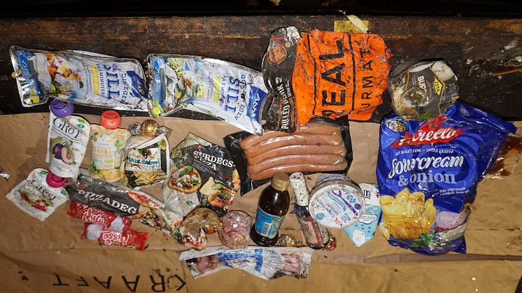 Onödigt matavfall (matsvinn) i oöppnade förpackningar, bild tagen vid plockanalys av restavfall 2021.