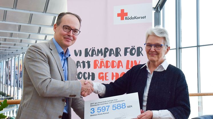 Swedavias vd Jonas Abrahamsson överlämnar checken på 3,6 miljoner kronor till Svenska Röda Korsets ordförande Margareta Wahlström. Foto: Frida Weberg