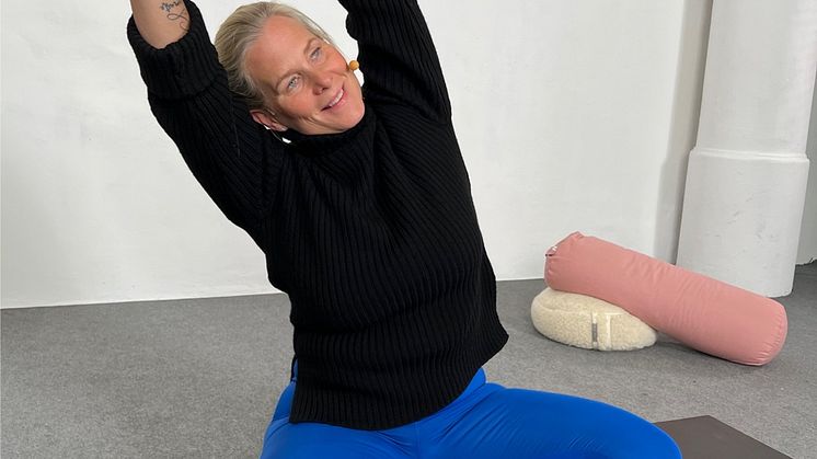 Jenny Ström, yogalärare och personlig tränare, lever med en MS-diagnos och har tagit fram en onlinekurs med bland annat yoga och träning för andra med med sjukdomen.