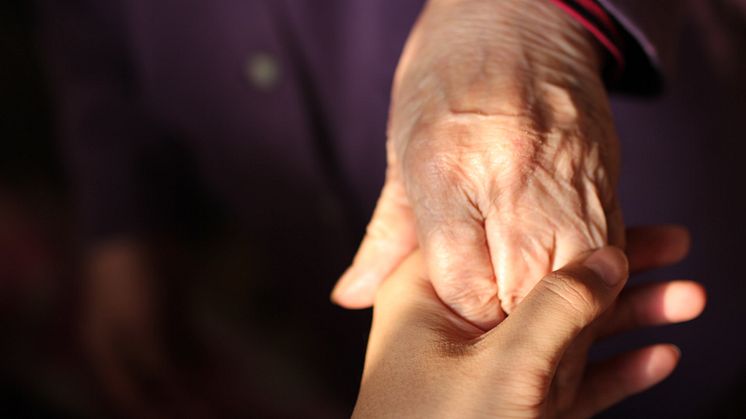 Ny utbildning ska hjälpa vårdpersonal att prata om ensamhet med äldre