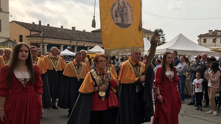 Norsk tørrfisk feires av 60000 italienere under verdens største tørrfiskfestival i Sandrigo i Italia