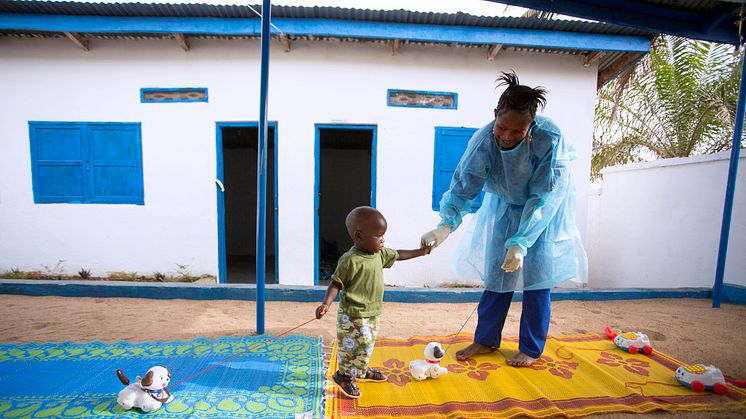 Var femte som smittas av ebola är ett barn