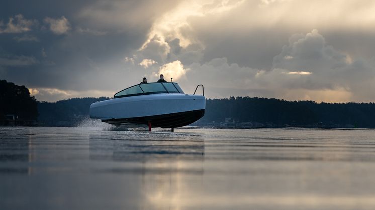 Candelas båter produserer null utslipp i bruksfasen og minimalt med støy. De kombinerer et mindre miljøavtrykk med bedre passasjerkomfort og en jevnere cruiseopplevelse sammenlignet med tradisjonelle båter.