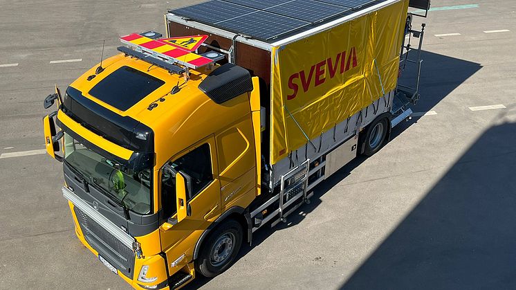 Svevia är först i Sverige med att satsa på solceller för att driva vägmarkeringsfordon. Foto: Tim Ljung