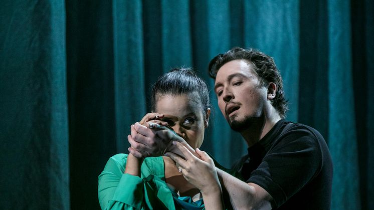 Sanna Gibbs som Fiordiligi och Richard Hamrin som Guglielmo i Mozarts opera Così fan tutte på Folkoperan 2022. Foto: Mats Bäcker