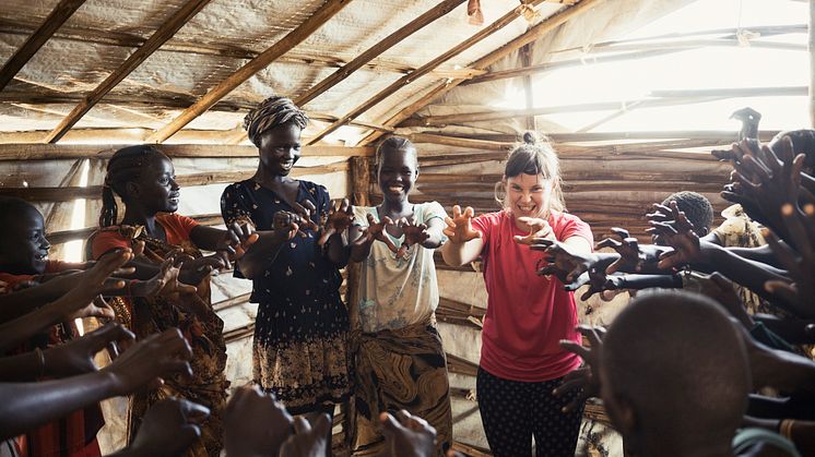 Artist Olivia Hultman på en tidigare turné i Sydsudan med Clowner utan Gränser. Foto: Alex Hinchcliffe.