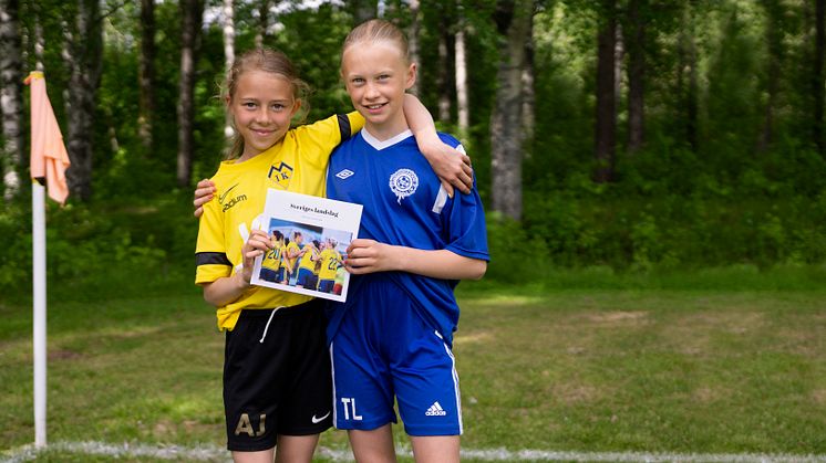 Alice Jonsson och Tuva Lindh, båda 10 år, har skapat en idolbok om Svenska landslaget i fotboll