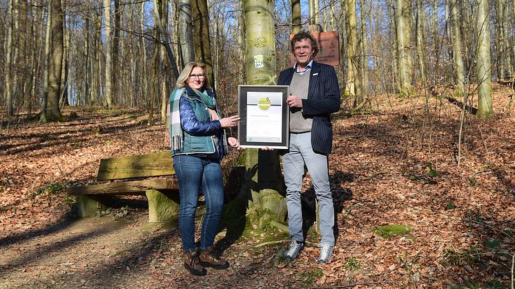Petra Wegener, Geschäftsführerin des Weserbergland Tourismus e.V., und Christian Wiegand, Geschäftsführer des Naturparks Weserbergland freuen sich über die erneute Zertifizierung des Weserbergland-Wegs als „Qualitätsweg Wanderbares Deutschland“