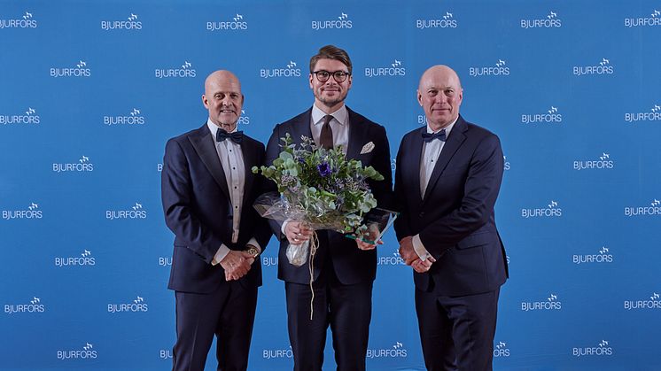 Mäklaren med årets högsta kundnöjdhet: Henrik Björnbäck. Här med Mats Ljung, ägare (t.v.) och Sven-Erik Kristensen (t.h).
