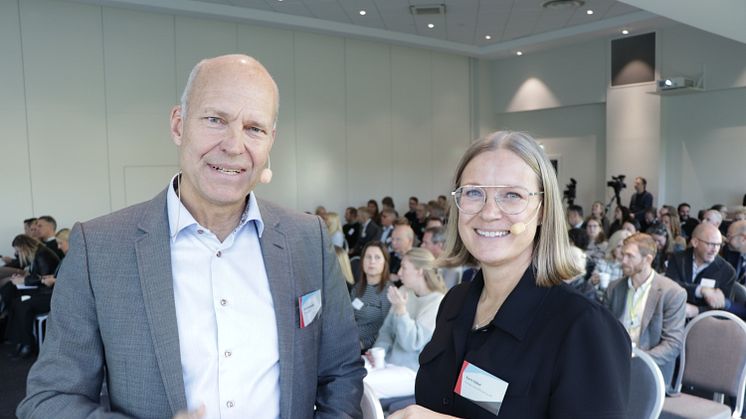 Hans Karlander och Karin Gäbel, vd respektive hållbarhetschef på Thomas Concrete Group, hade bjudit in till föredrag, samtal och debatt om betongens roll i byggbranschens klimatomställning. Bild: Gösta Löfström