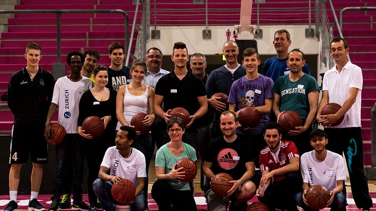 Zurich Mitarbeiter spielen Basketball mit Flüchtlingen