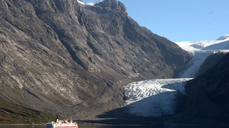 The mountains in Kangerlussuatsiaq makes Sarfaq Ittuk quite small in Greenland