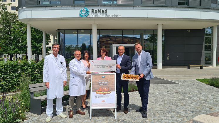 Gelungene Aktion für einen guten Zweck: Alpenhain und Miedl spenden 3.750 Euro an das RoMed Klinikum Rosenheim