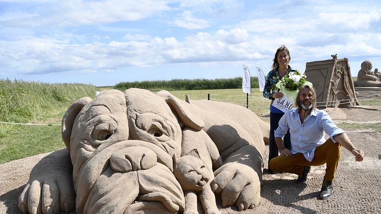 Remy och Paul Hoggard vann folkets pris vid sandskulpturfestivalen 2023 med skulpturen "Friends forever".
