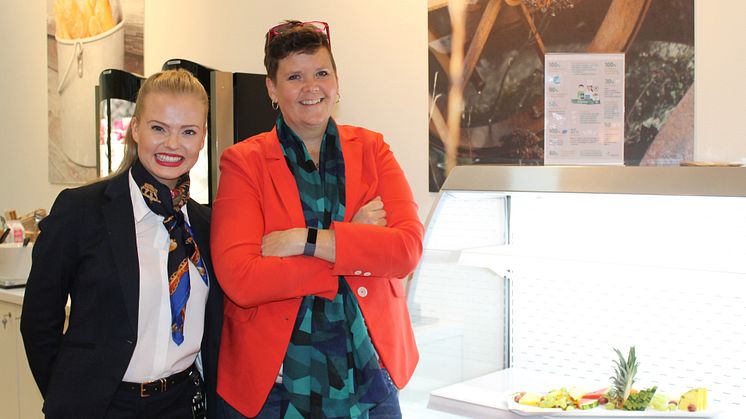 Fra venstre: Ida Silseth og Line Aver er begge fornøyd med restedisken i kantinen på Næringslivets Hus. 