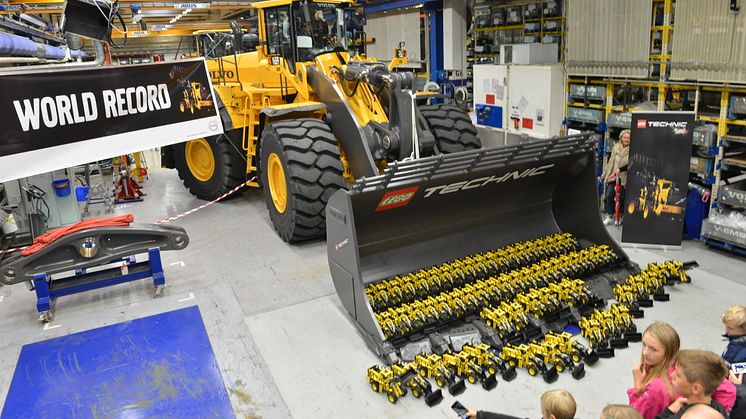 Små LEGO-hjullastare firade jubileum med världsrekord hos Volvo Construction Equipment 