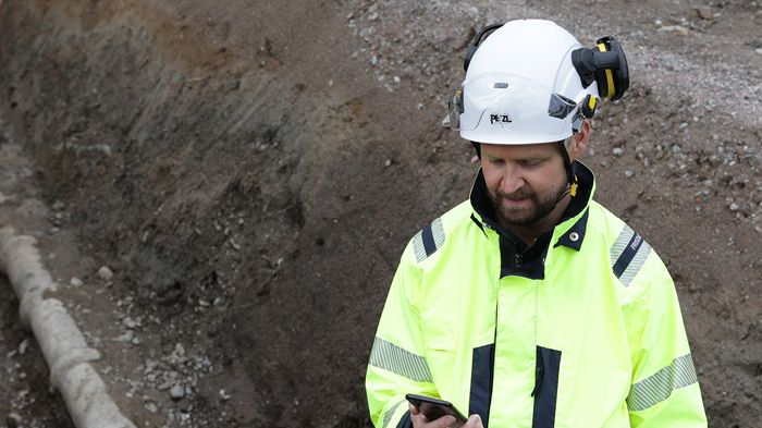 Kontoret i fält! Appen GeoDig förenklar för gräventreprenörer att ha koll på ledningsanvisningar vid grävarbeten.