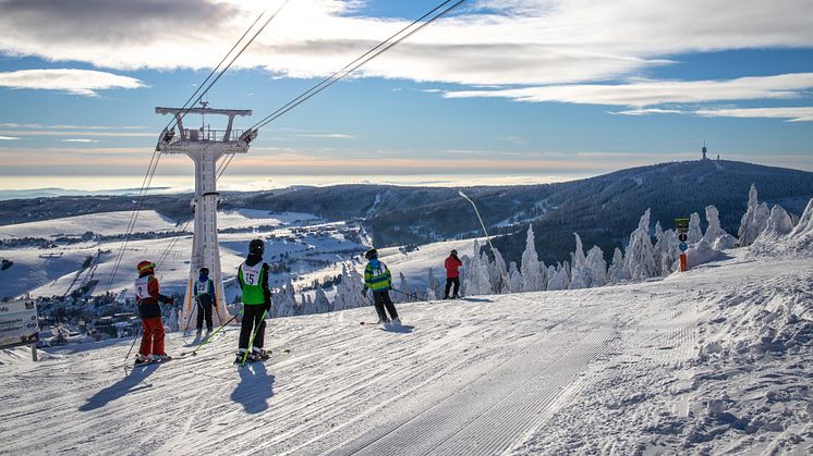 Winterspaß pur: Die Pisten im Kurort Oberwiesenthal laden zum Skifahren ein (Foto: TVE/Ronny Küttner)