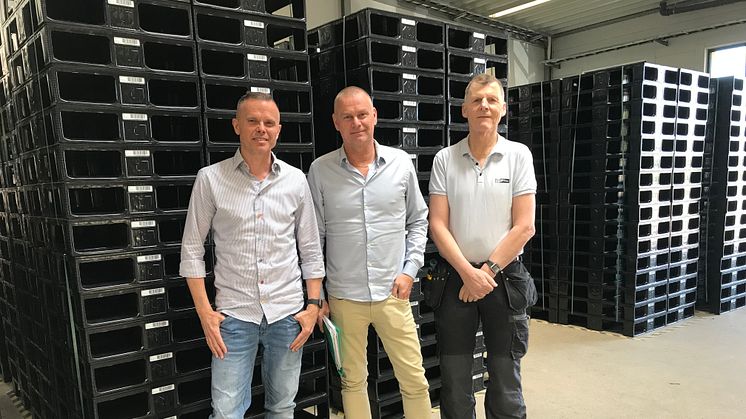 Joakim Cedergren (försäljning Sverige), Tobias Josefson (VD) samt Geir Vidar Persen (försäljning Norge) framför IRIS-pallar som ska levereras. 