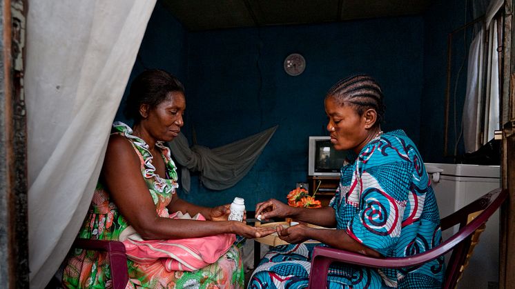 Två kvinnor som lever med hiv i Kongo-Kinshasa. De har inte råd att betala 5 dollar för sina läkemedel - som vissa vårdgivare kräver. Men för dem är medicinerna livsviktiga. Foto: Peter Casaer.