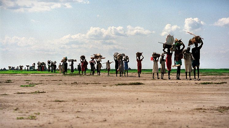 Flyktingar från oljekriget i Unity State, 2002.  Foto: Sven Torfinn.