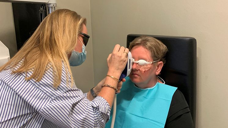 En af de mange, som har haft glæde af den nye terapeutiske teknologi, er Dorthe Vestergaard fra Aarhus, som dagligt igennem mange år har været generet af "tørre øjne".