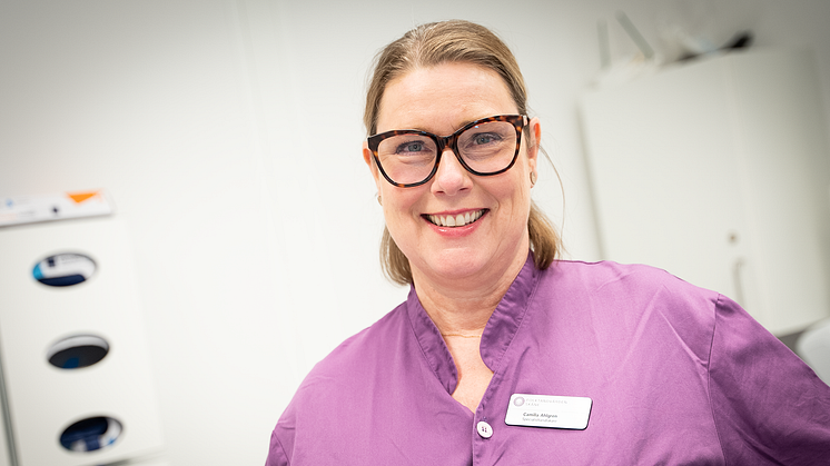 Camilla Ahlgren, specialisttandläkare inom oral protetik, undersöker munhälsan hos fibromyalgipatienter.