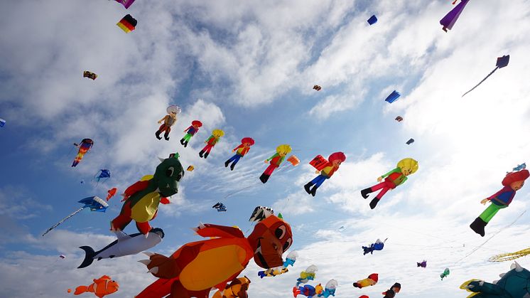 Buntes Treiben am Himmel: Das Drachenfest am Südstrand auf Fehmarn ©Tourismus-Service Fehmarn_Almut Wiemold