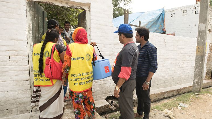 Gesundheitshelfer gehen mit Kühlboxen von Tür zu Tür, um Kinder während der jährlich stattfindenden regionalen Impftage in Sindhauli, Uttar Pradesh, Indien, gegen Kinderlähmung zu impfen (Juni 2019).