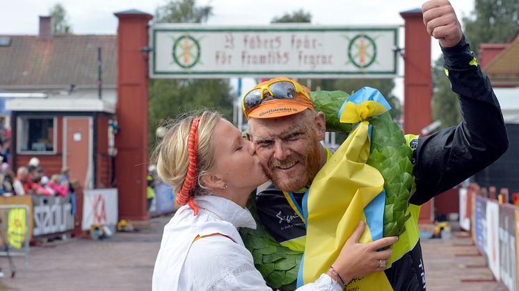 Johan Landström får segerkyssen efter CykelVasan 2014 av kranskullan Lisa Englund