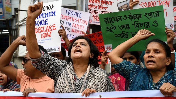 Textilarbetare protesterar och kräver högre minimilöner i Dhaka, Bangladesh, 2023. Foto: Shutterstock