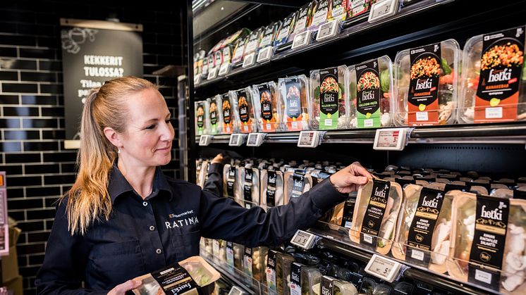 K-Supermarket Ratinan valmisruokaosaston vastaava Riina Aalto uskoo Hetki-salaattien yhä hurjempaan myynnin kasvuun.
