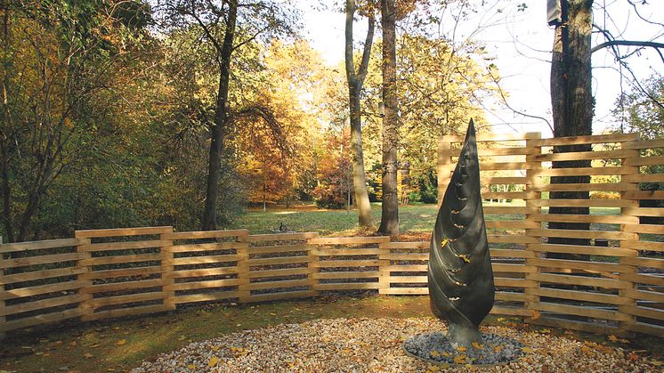 Erinnerungsgarten im Kinderhospiz Bärenherz mit der Bronzeplastik von Roland Lindner