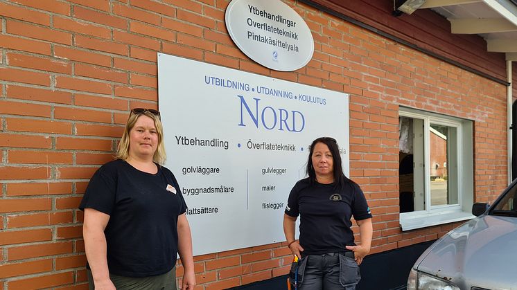 Gästspelande yrkeslärarna på Utbildning Nord, från vänster Elina Hägg och Susanne Wennberg, vill uppmuntra fler tjejer att välja ett byggyrke.gg