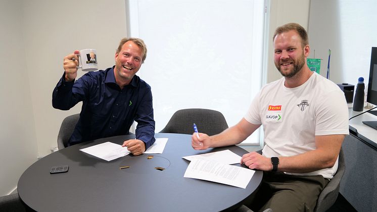 Her signeres avtalen mellom Elkjøp Norge og olympisk sølvvinner Eivind Henriksen. Foto: Elkjøp Norge